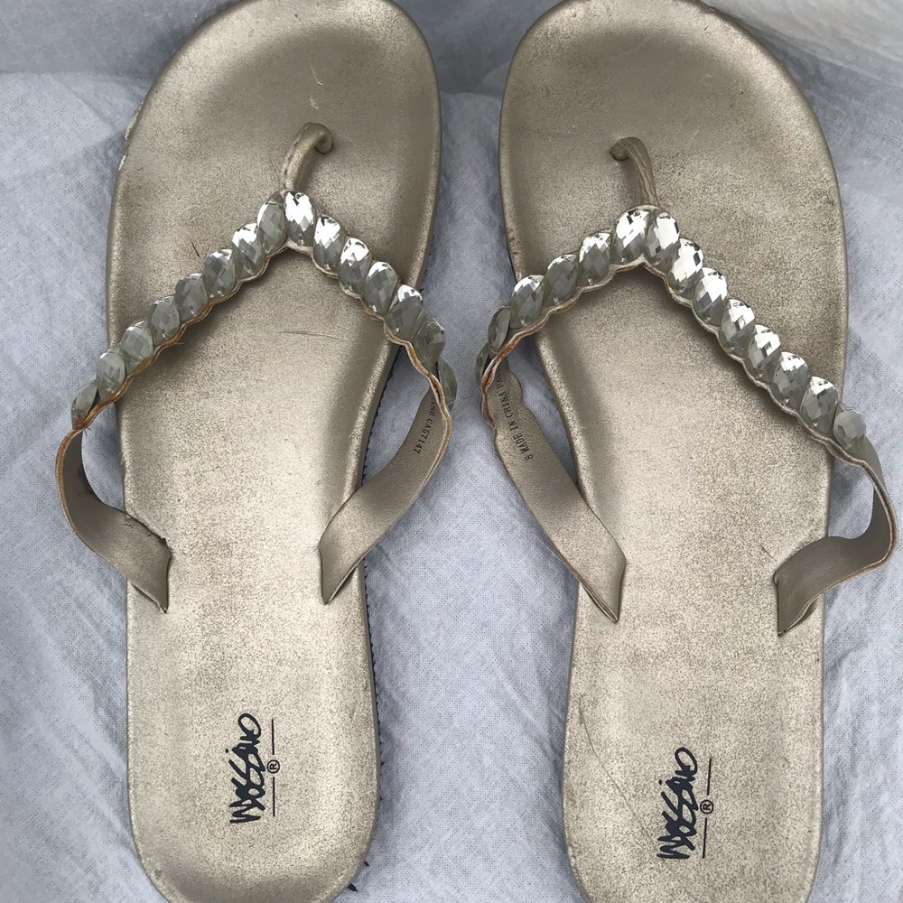 Mossimo Gold Bling Sandals. Size (8)